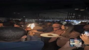 زوجة طارق العريان تحتفل بعيد ميلاده بحضور الهضبة عمرو دياب