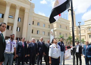 في أول يوم دراسة.. وزير التعليم العالي ورئيس جامعة القاهرة يؤديان تحية العلم (صور)