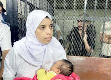 والدة أطفال دلجا تهاجم المتهمة بقتلهم في أولى جلسات محاكمتها والدة أطفال دلجا تهاجم المتهمة بقتلهم في أولى جلسات محاكمتها