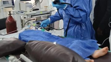 بعد معاناة 4 سنوات.. فريق طبي بمستشفى سيد جلال يجري عملية دقيقة لطفلة تعاني من صعوبة البلغ.. صور