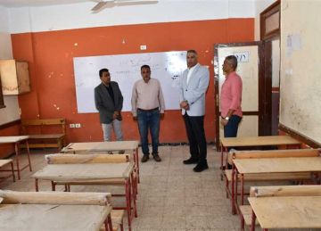 محافظ أسوان يفاجئ عددا من المدارس لمتابعة جاهزيتها للعام الجديد 2025 -2026