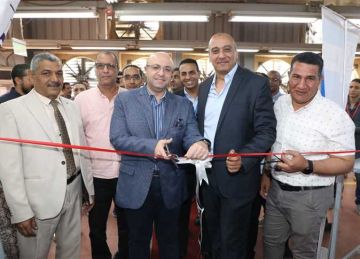 محافظ بني سويف يدشن أول وحدة إنتاجية من الصم والبكم داخل مصنع الشركة السويسرية