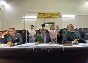 مشاهد إنسانية خلال جلسة محاكمة المتهمة بقتل زوجها وأطفاله الـ6 في المنيا