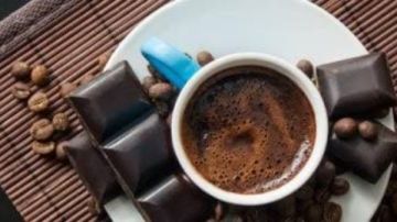 مشروبات طبيعية تخفف الصداع وتعزز التركيز .. بديل آمن لمسكنات الألم