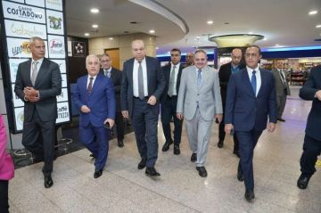 وزير الطيران المدني ورئيس الهيئة الوطنية للصحافة في استقبال أوائل الجمهورية قبل سفرهم إلى ألمانيا وزير الطيران المدني ورئيس الهيئة الوطنية للصحافة في استقبال أوائل الجمهورية قبل سفرهم إلى ألمانيا