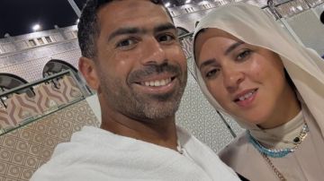 أحمد فتحي وزوجته في أحدث ظهور اثناء العمرة.. شاهد