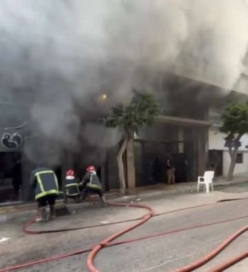 الحماية المدنية تسيطر على حريق يلتهم معرض دراجات نارية في باكوس بالإسكندرية.. صور