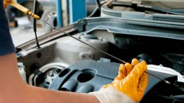 انتبه حتى لا تندم.. 5 خرافات شائعة عن زيت موتور السيارة