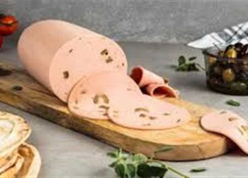 بمكونين فقط وبعض التوابل.. حضري ألذ لانشون فراخ للمدارس