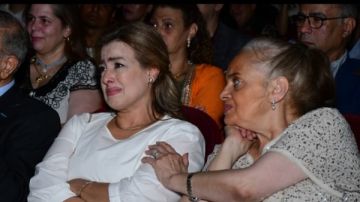 سيمون تبكي خلال تكريمها في مهرجان بردية السينمائي بدار الأوبرا سيمون تبكي خلال تكريمها في مهرجان بردية السينمائي بدار الأوبرا