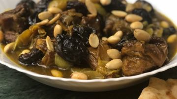 طاجن اللحمة بالقرصية والبرقوق على الطريقة المغربية طاجن اللحمة بالقرصية والبرقوق على الطريقة المغربية