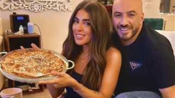 فطيرة حسين الشحات.. مجدي الهواري وزوجته يحتفلان بفوز الأهلي