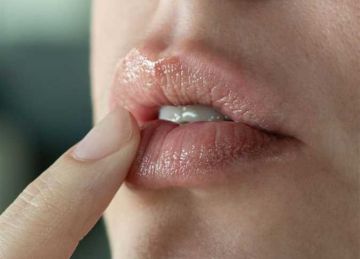 مش لازم تشتري مرطب غالي.. خلطة طبيعية هتخلي شفايفك زي الكريستال