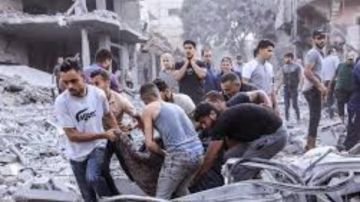 12 شهيدا جراء مجزرة إسرائيلية بحق النازحين قرب ميناء غزة غرب المدينة 12 شهيدا جراء مجزرة إسرائيلية بحق النازحين قرب ميناء غزة غرب المدينة