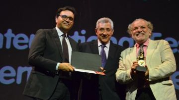 اشرف فايق يتسلم جائزة المسرح التجريبي عن عمه بهيج اسماعيل