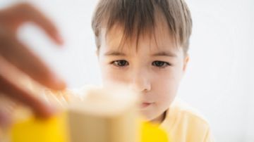 بعد تصريحات ترامب المثيرة .. الصحة العالمية تنفي وجود صلة بين التوحد والباراسيتامول