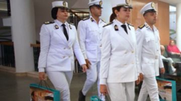 شاهد.. رجال الشرطة يوزعون حلوى المولد بالمستشفيات ودور الرعاية