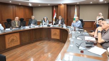 محافظ الجيزة يناقش مخططات تطوير منطقة عزبة الصفيح بأبو رواش