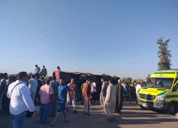 مصرع شخص وإصابة 27 في حادث انقلاب أتوبيس بالشرقية (صور)