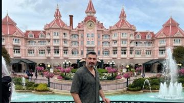 ياسر جلال يصنع ذكريات جديدة في ديزني لاند