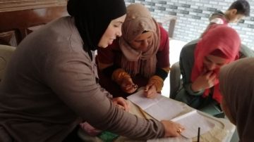 الإفتاء: تعليم الكبار ومحو أميتهم أمر مندوب ومطلوب شرعا