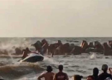 بـ جيت سكي .. إنقاذ 7 أشخاص من أسرة واحدة من الغرق بشاطئ النخيل غرب الإسكندرية (صور)