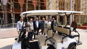 جامعة الزقازيق تدعم ذوي الهمم بسيارة كهربائية لتسهيل التنقل داخل الحرم الجامعي