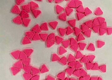 جمارك البريد بمطار القاهرة تحبط محاولة تهريب أقراص لـ مخدر الإكستازي داخل طرد قادم من فرنسا