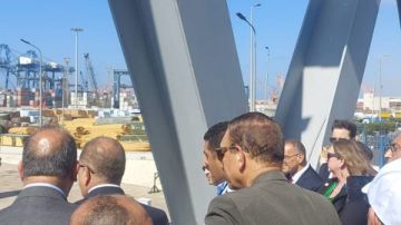 جولة لوفد من ممثلي الشركات الأمريكية في هويس المالح بميناء الإسكندرية جولة لوفد من ممثلي الشركات الأمريكية في هويس المالح بميناء الإسكندرية