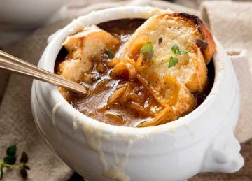  شوربة البصل الهندية .. وصفة شتوية تحسن الهضم وتريح القولون