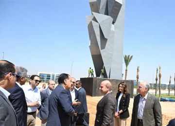 عقب تفقده مطار سفنكس.. مدبولي يتوقف بمنطقة التمثال الجديد عند مدخل طريق القاهرة- الإسكندرية