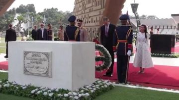ملك وملكة إسبانيا يضعان أكاليل الزهور على نصب الجندي المجهول وقبر الرئيس الراحل السادات