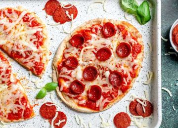  من غير عجن ولا دقيق .. أغرب طريقة لتحضير البيتزا في 5 دقائق