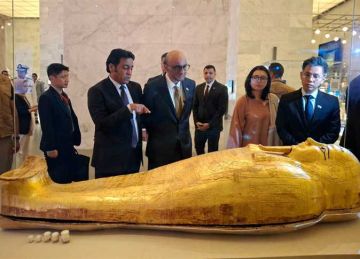 تفقد قاعة المومياوات الملكية.. رئيس سنغافورة يزور المتحف القومي للحضارة المصرية (صور) تفقد قاعة المومياوات الملكية.. رئيس سنغافورة يزور المتحف القومي للحضارة المصرية (صور)