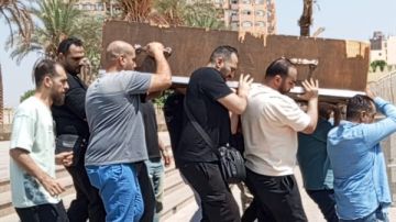 لحظة وصول جثمان الفنان فكري عبد الحميد شبيه عادل إمام لحظة وصول جثمان الفنان فكري عبد الحميد شبيه عادل إمام