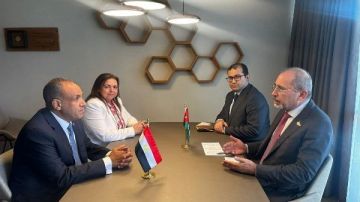 وزيرا خارجية مصر والأردن يؤكدان رفض العدوان على غزة وتمسكهما بحل الدولتين وزيرا خارجية مصر والأردن يؤكدان رفض العدوان على غزة وتمسكهما بحل الدولتين