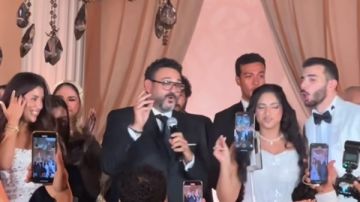 أيتن عامر وأكرم حسني يغنيان ستو أنا في حفل زفاف نجل بيومي فؤاد