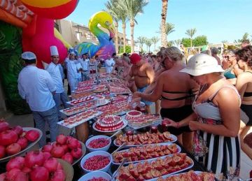 بمشاركة 20 شيفا.. مهرجان الرمان يجذب السياح بفنادق الغردقة (صور)