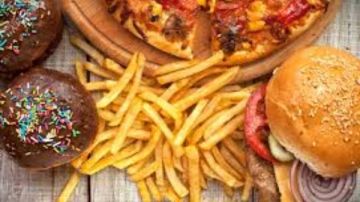 تأثيرات خطيرة لإدمان الوجبات السريعة.. فكيف تتخلص منها