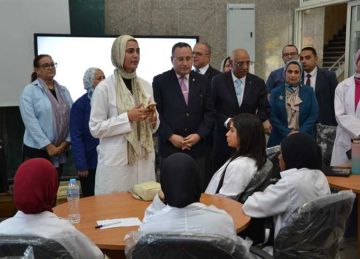 رئيس جامعة الإسكندرية يتفقد أول يوم دراسي ويجري حوارا مع الطلاب