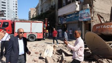 محافظ المنيا يتفقد موقع انهيار منزل خال من السكان أثناء أعمال هدم بجوار فندق لوتس صور محافظ المنيا يتفقد موقع انهيار منزل خال من السكان أثناء أعمال هدم بجوار فندق لوتس صور