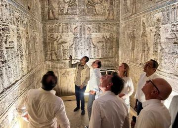 محافظ قنا والسفير النرويجي يزوران معبد دندرة الأثري