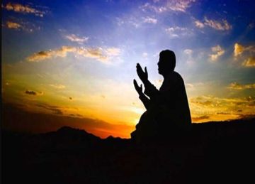 هل يفضل رفع اليدين أثناء الدعاء ثم مسح الوجه؟ الإفتاء توضح