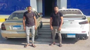 راكبين بشبابيك العربية في زفة.. القبض على شخصين عرضا حياة أطفال للخطر راكبين بشبابيك العربية في زفة.. القبض على شخصين عرضا حياة أطفال للخطر