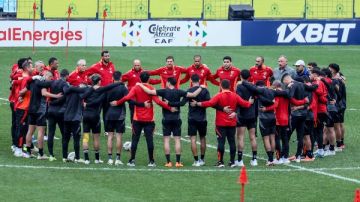 طبيب منتخب الشباب يروي كواليس عمله مع أوكلاند سيتي.. ويعلق على مفاوضات الأهلي