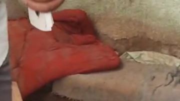 قفل حديدي ومرتبة حمراء تكشف سر تنقيب الآثار أسفل مكتب صحة دشنا بقنا