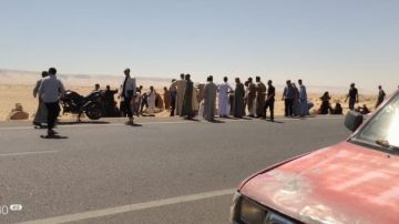 مصرع 3 أشخاص وإصابة 15 فى تصادم سيارتين بطريق قنا الصحراوى