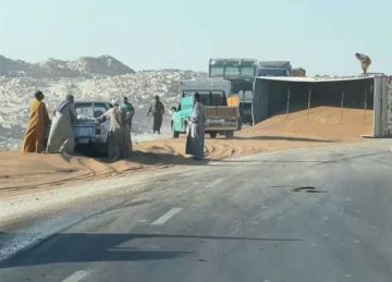 إعادة الحركة المرورية على الطريق الصحراوى فى المنيا بعد انقلاب شاحنة محملة لـ القمح