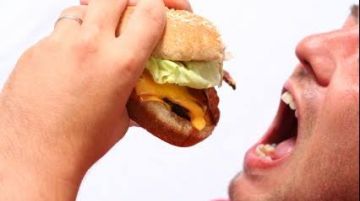 الرغبة الشديدة في تناول الطعام علامة تحذير مبكرة للإصابة بـ السرطان