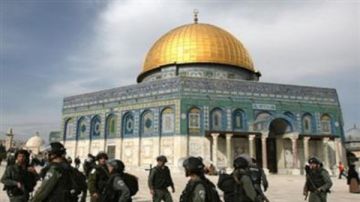 مستوطنون يقتحمون المسجد الأقصى بحماية قوات الاحتلال الإسرائيلي